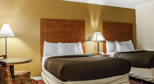 Четырёхместный номер Standard Econo Lodge at the Falls North