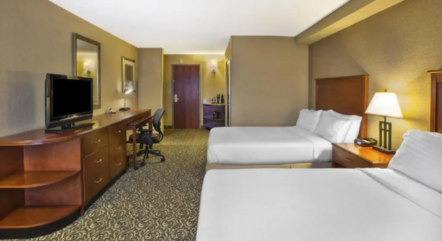 Четырёхместный номер Standard Holiday Inn National Airport/Crystal City by IHG