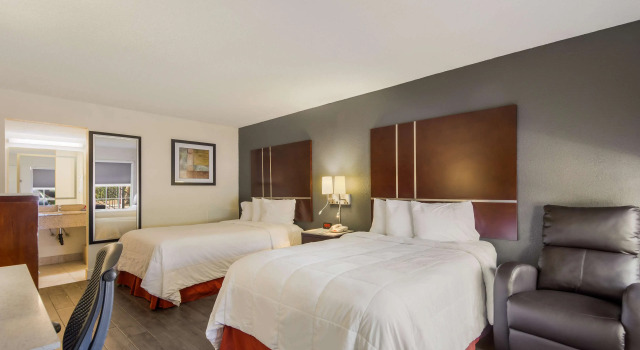 Четырёхместный номер Standard SureStay Hotel by Best Western Sarasota Lido Beach
