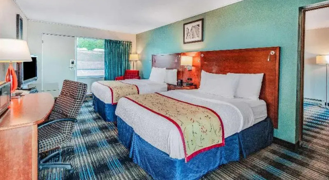 Люкс Days Inn & Suites by Wyndham St. Ignace Lakefront