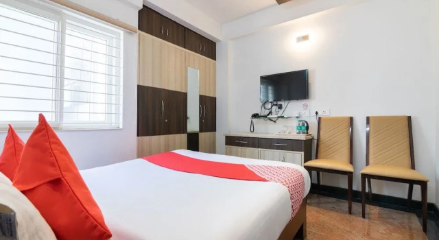 OYO 4428 Central Platinum Suites, Забронировать Отель Отели штата Карнатаки с парковкой, Парковка