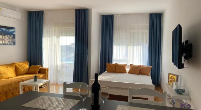 Comfort studio with sea view and swimming pool, Book Hotel Becici 