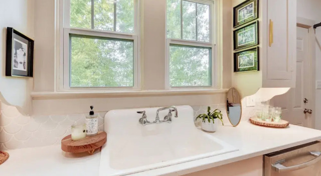 Charming Lake Charles Vacation Rental w/ Yard, Забронировать Апартаменты/квартира Лейк-Чарльз Луизиана, рядом с Lake Charles Civic Center