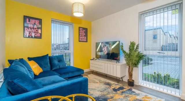 COSY Stylish 2 Bed House ✘ L SHAPE SOFA ☆ FREE PARKING, 2 Car Spaces → With 55 Inch Smart TV, FREE NETFLIX & WIFI - BY MAEVELA®