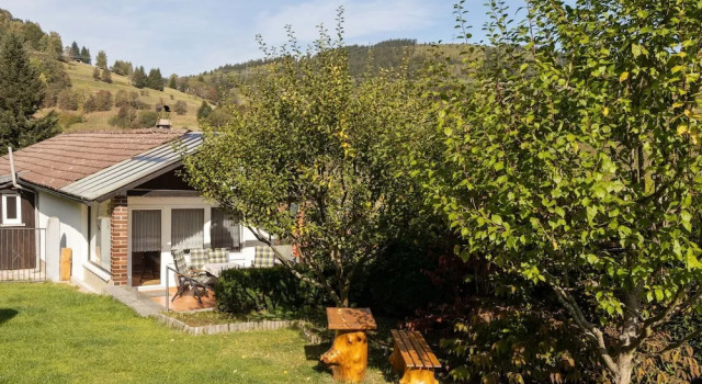 Bright Holiday Home in Schonbrunn with Garden, Book Apartment Hotels in Thuringian Forest with Parking, Parking