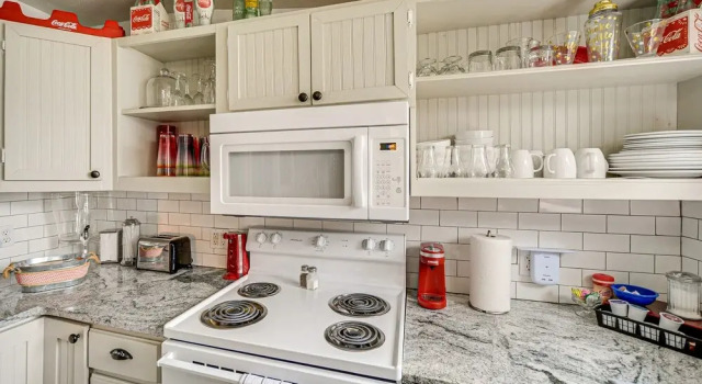 Коттедж с 2 комнатами Retro Retreat in Llano w/ Screened Porch!