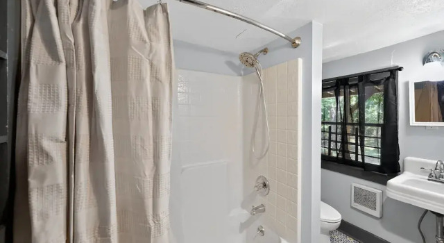 Коттедж Historic Athens Home With Location & Comfort 3 Bedroom Home