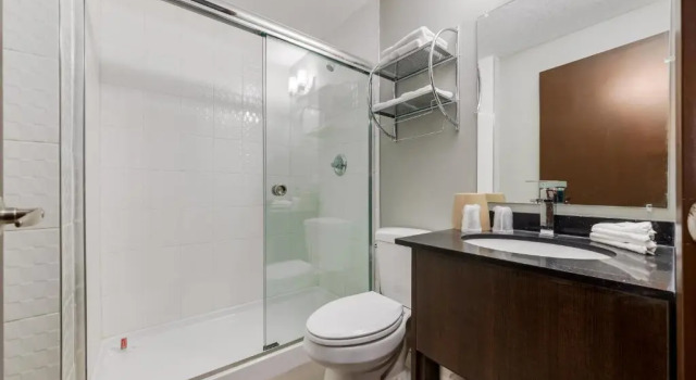 Suite Airport Travellers Inn