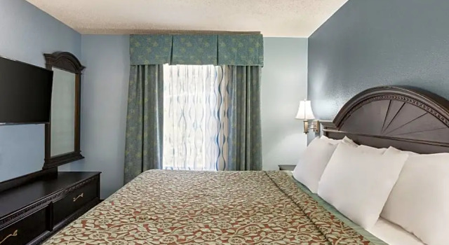 Люкс Deluxe Days Inn by Wyndham Weldon Roanoke Rapids