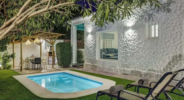 Вилла Villa Conchita By Seric,15´ walking to the beach