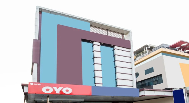 OYO Flagship 19147 South Tukoganj