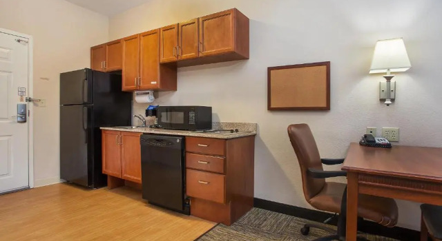 Четырёхместный номер Standard Candlewood Suites Tuscaloosa by IHG