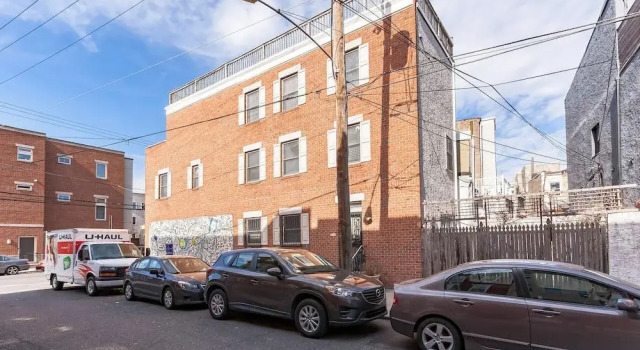 917 S 8th St. · Stylish 3 bedroom home in Bella Vista, Забронировать Отель Филадельфия Philadelphia Metropolitan Area, рядом с Gloria Dei Old Swedes' Episcopal Church