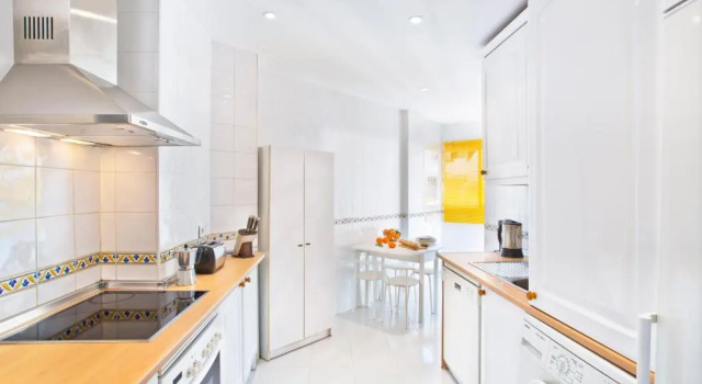 Los Olivos 2 bedroom apartment - sleeps 6 Nr San Pedro/Estepona/Marbella, Забронировать Апартаменты/квартира Отели Эстепона с парковкой, рядом с Теннисный корт Bel Air, Парковка