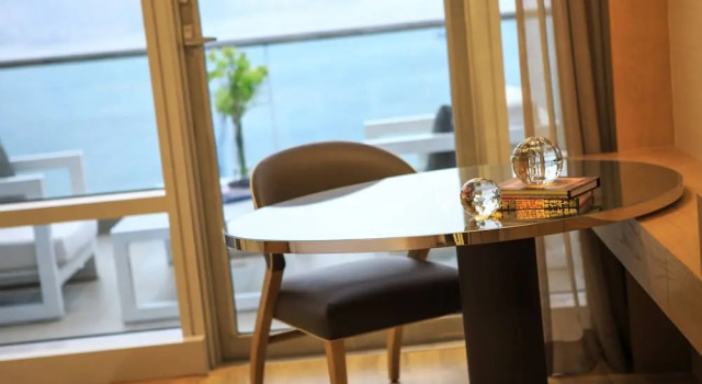 Standardowy dwuosobowy pokój i balkonem i z widokiem na port Renaissance Harbour View Hotel Hong Kong