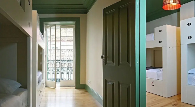 Кровать в общем номере с красивым видом из окна 29 Madeira Hostel