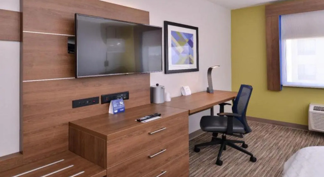 Четырёхместный номер Standard Holiday Inn Express Hotel & Suites Mount Pleasant by IHG