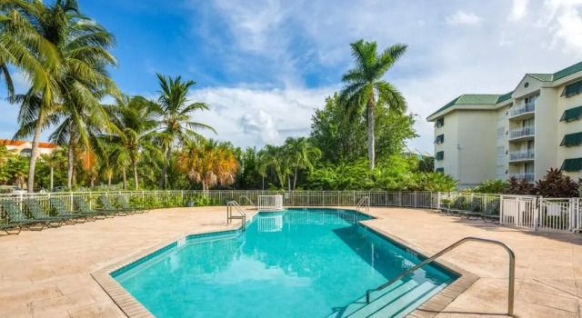 Grand Cayman Suite 309, Забронировать Отель Отели Ки-Уэст с парковкой, рядом с Key West Tropical Forest and Botanical Garden, Парковка