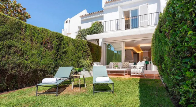 Апартаменты Magnificent 3BD Duplex With Pool in Marbella Aloha Golf II