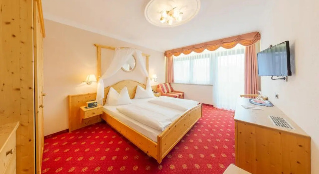 Двухместный номер Standard с балконом и с видом на горы Granpanorama Hotel StephansHof