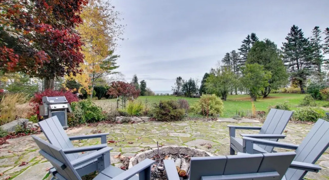 Коттедж Lakefront Algoma Home w/ Deck, Grill & Fireplace