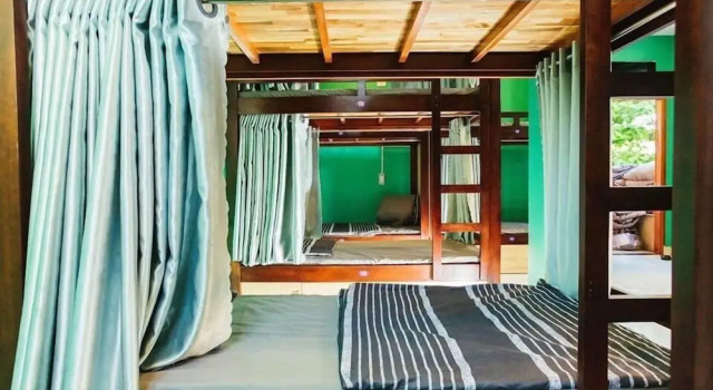 Кровать в общем номере Ngoc Huong Hostel