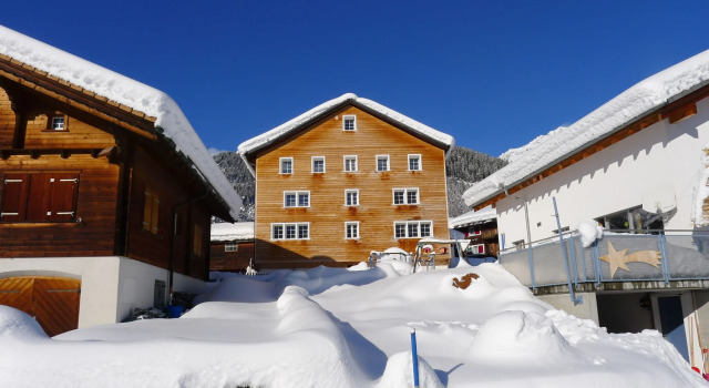 Feu de Joie, Book Hotel Disentis 