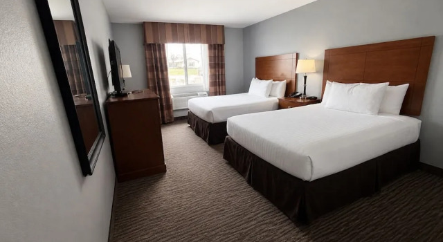 Четырёхместный номер Standard American Inn & Suites
