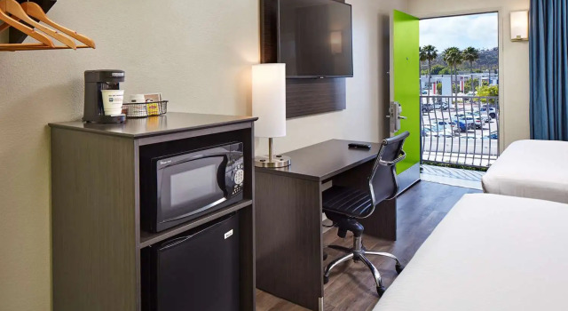 Четырёхместный номер Standard Цокольный этаж SureStay Hotel by Best Western San Diego Pacific Beach
