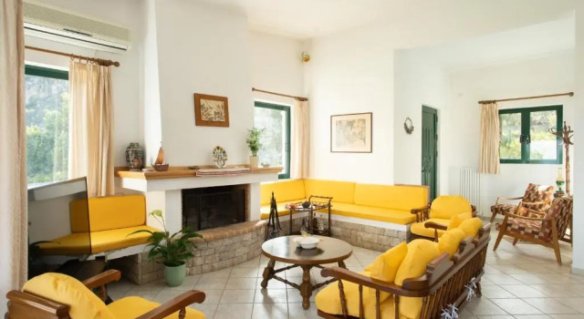 Eleni's House Cozy 2-Bedroom House with Garden, Prenota Hotel Hotel a Peloponneso con parcheggio, Parcheggio