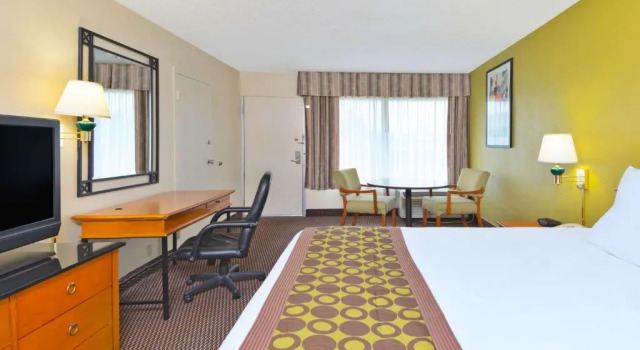 Номер Standard с видом на бассейн Ramada Baltimore West