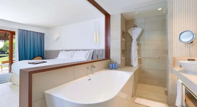 Двухместный номер с балконом или террасой Luxury с видом на море и на сад Sofitel Mauritius LImperial Resort & Spa