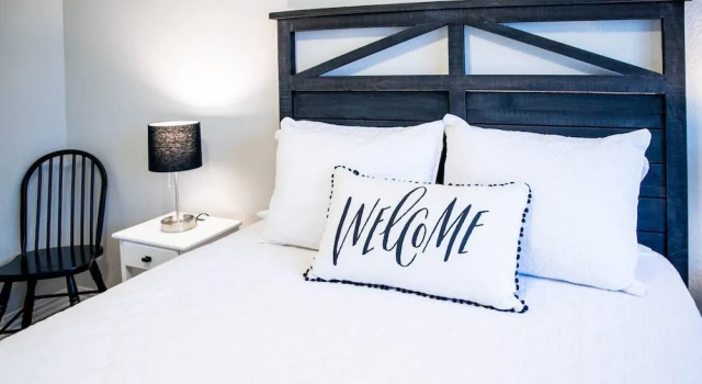 Modern Farmhouse - 2 Blocks to Downtown Square!, จอง โรงแรม Bentonville Northwest Arkansas