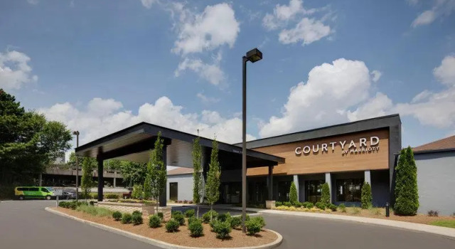 Четырёхместный люкс Courtyard by Marriott Atlanta Windy Hill/Ballpark