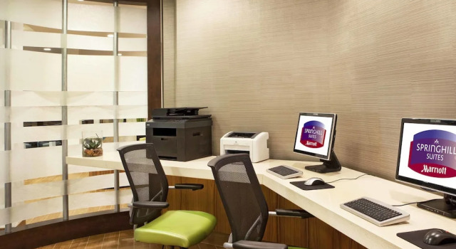 SpringHill Suites Boston Peabody, Varaa Hotelli Hotellit New England uima-altaalla, Uima-allas
