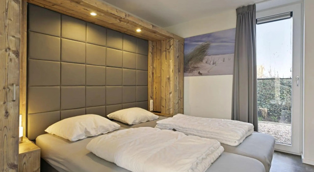 Beautiful villa 2 minutes from the beach with a spacious garden and veranda, Забронировать Вилла Ауддорп 