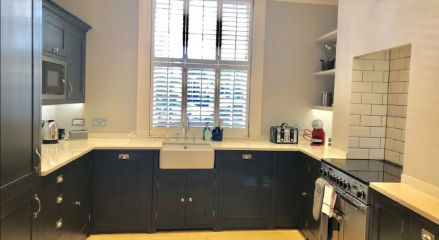 3 Beds Town House near Kings Cross by City Stay London, Забронировать Дом для отпуска Коттеджи Лондона, рядом с Центр искусства The Dairy, Коттедж