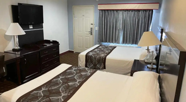 Четырёхместный номер Standard Hollywood Guest Inn