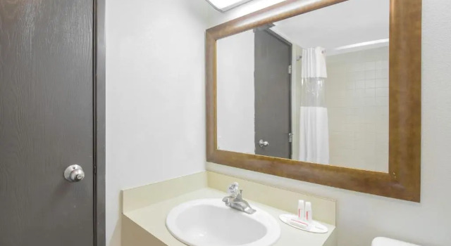 Четырёхместный номер Standard Skylight Inn Willoughby - Cleveland Mentor