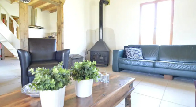 Modern Holiday Home near Forest in Burgundy, Varaa Hotelli  