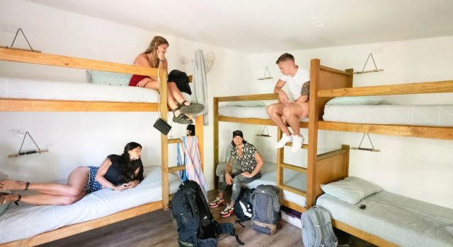 Кровать в общем номере с балконом Samurai Beach Bungalows