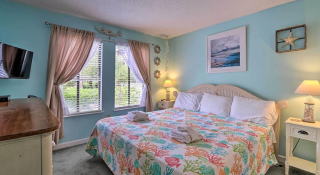 Beach + Pool Access: Colorful Hilton Head Condo!, Забронировать Апартаменты/квартира Апартаменты Южной Каролины, Апартаменты/квартира
