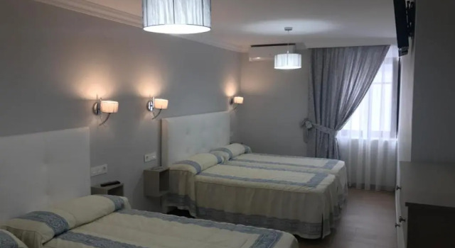 Четырёхместный номер Comfort Hostal Plaza Damasco
