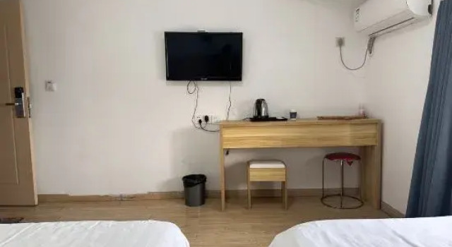 Кровать в общем номере (мужской номер) Shanghai Shihai Hotel