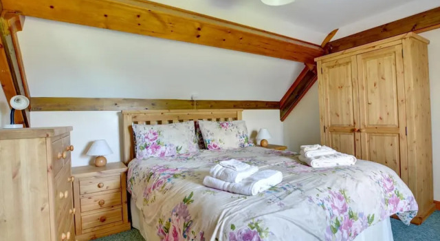 Holiday Home With Authentic Wooden Beams, Natural Stone Walls, and a Lovely Garden, Забронировать Отель Уолвинс Касл Южный Уэльс