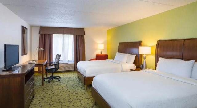 Четырёхместный номер Premium Hilton Garden Inn Edison/Raritan Center