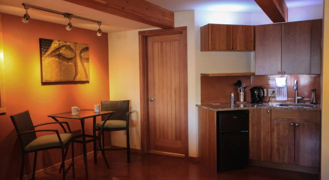 Salmonberry Inn, Prenota Hotel Pender Island Gulf Islands