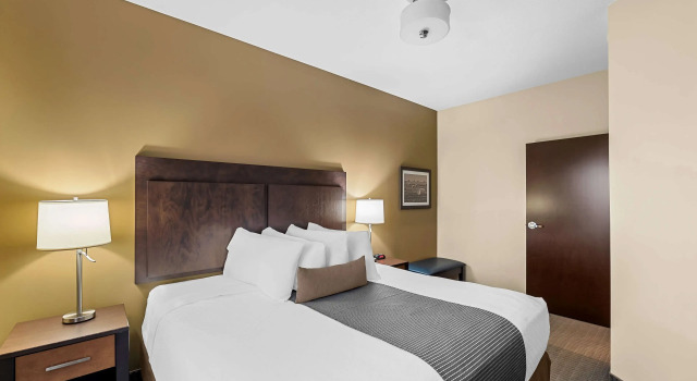 Best Western Plus Lacombe Inn & Suites, Varaa Hotelli Hotellit ja majoitukset kohteessa Lacombe, Hotelli