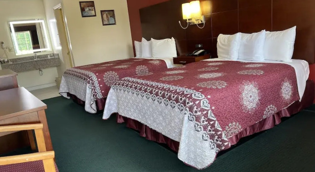 Четырёхместный номер Standard Surry Inn - Dobson - I-77 - Exit 93