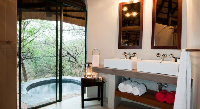 Люкс Luxury с балконом Leopard Mountain Safari Lodge